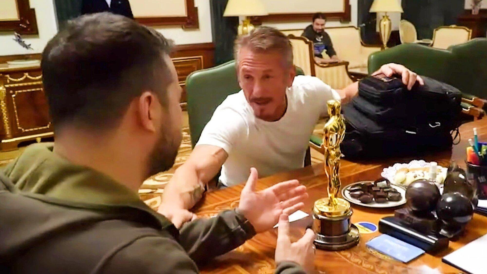 Sean Penn porta il suo Oscar a Volodymyr Zelensky in Superpower 