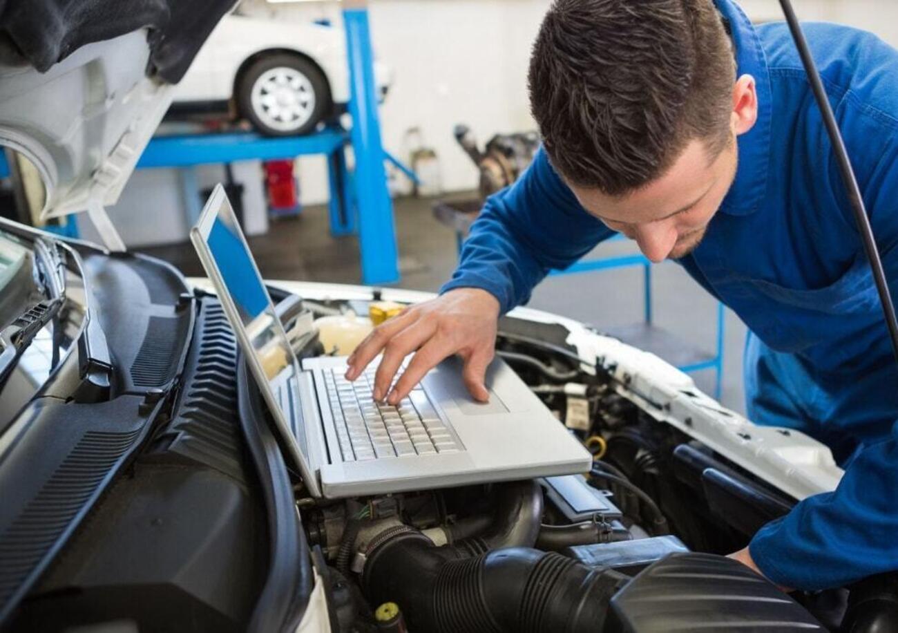 Oltre il danno... Ecco quanto costa riparare un&#039;auto elettrica. E non sono buone notizie