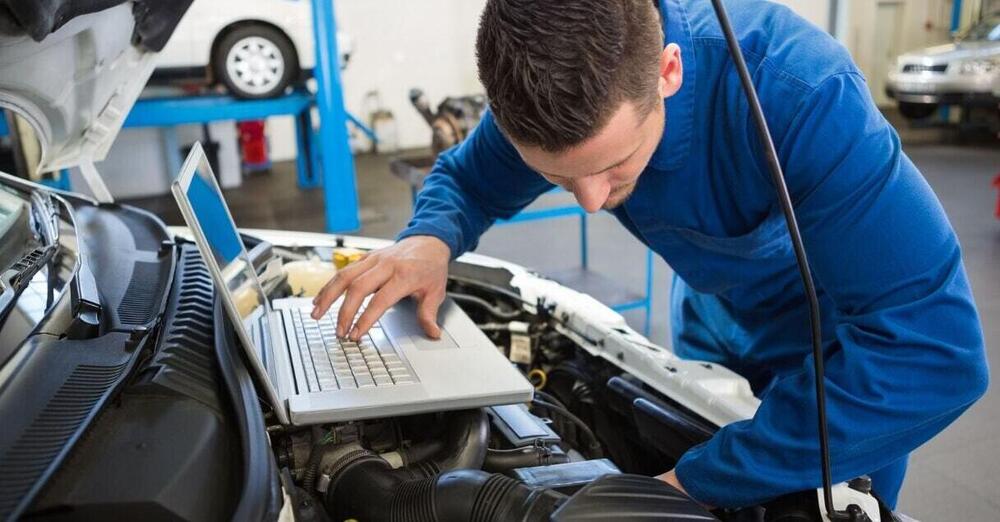 Oltre il danno... Ecco quanto costa riparare un&#039;auto elettrica. E non sono buone notizie