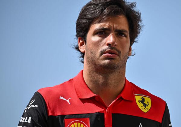 Carlos Sainz, tornano le lamentele contro Ferrari: &ldquo;Sono stato sacrificato per Leclerc&rdquo;