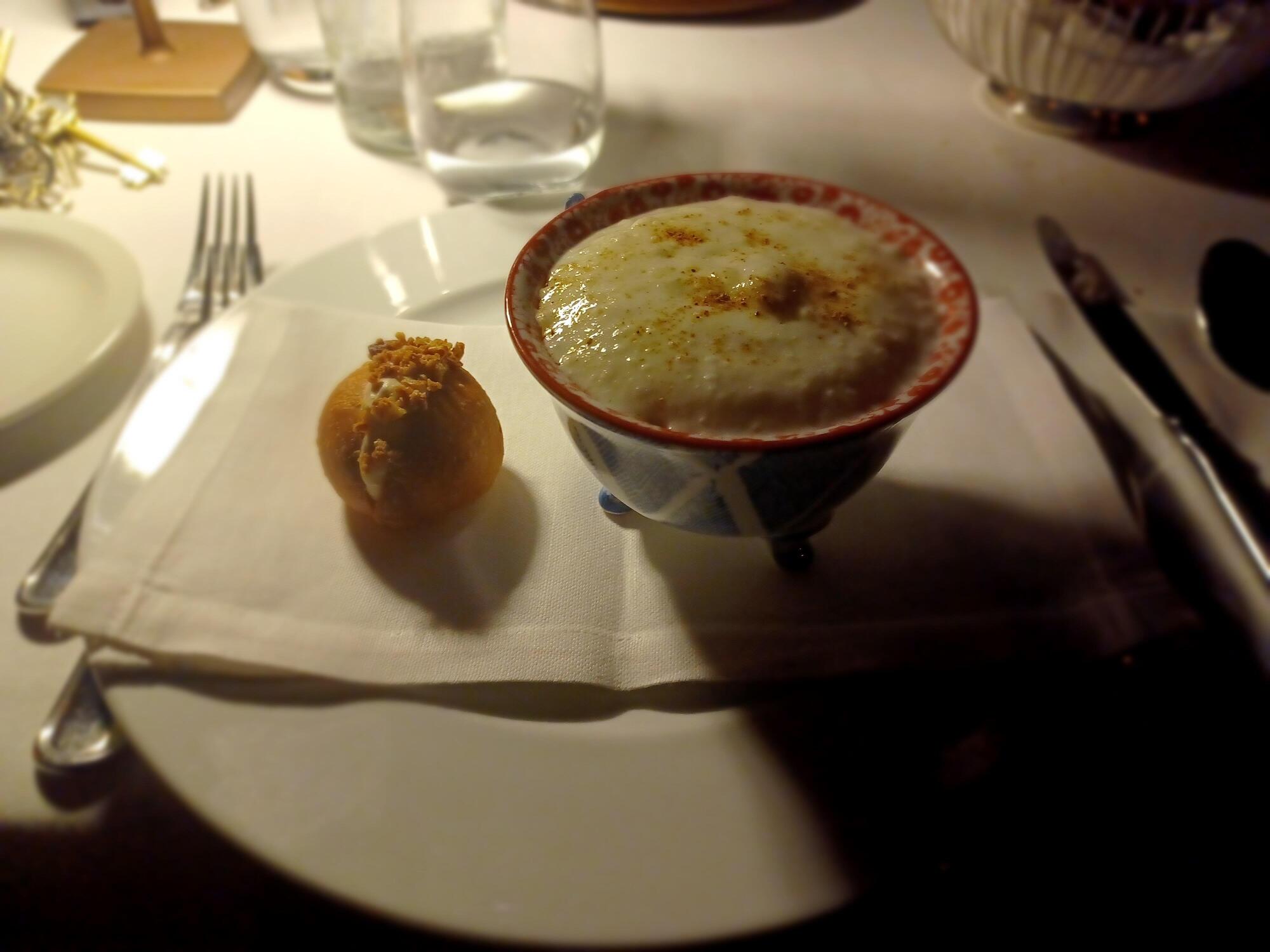 L&#039;Antica pesa a Roma. Il Cappuccino di spuma di baccal&agrave; in tazza su letto di patate e porri col suo maritozzo panna e noci