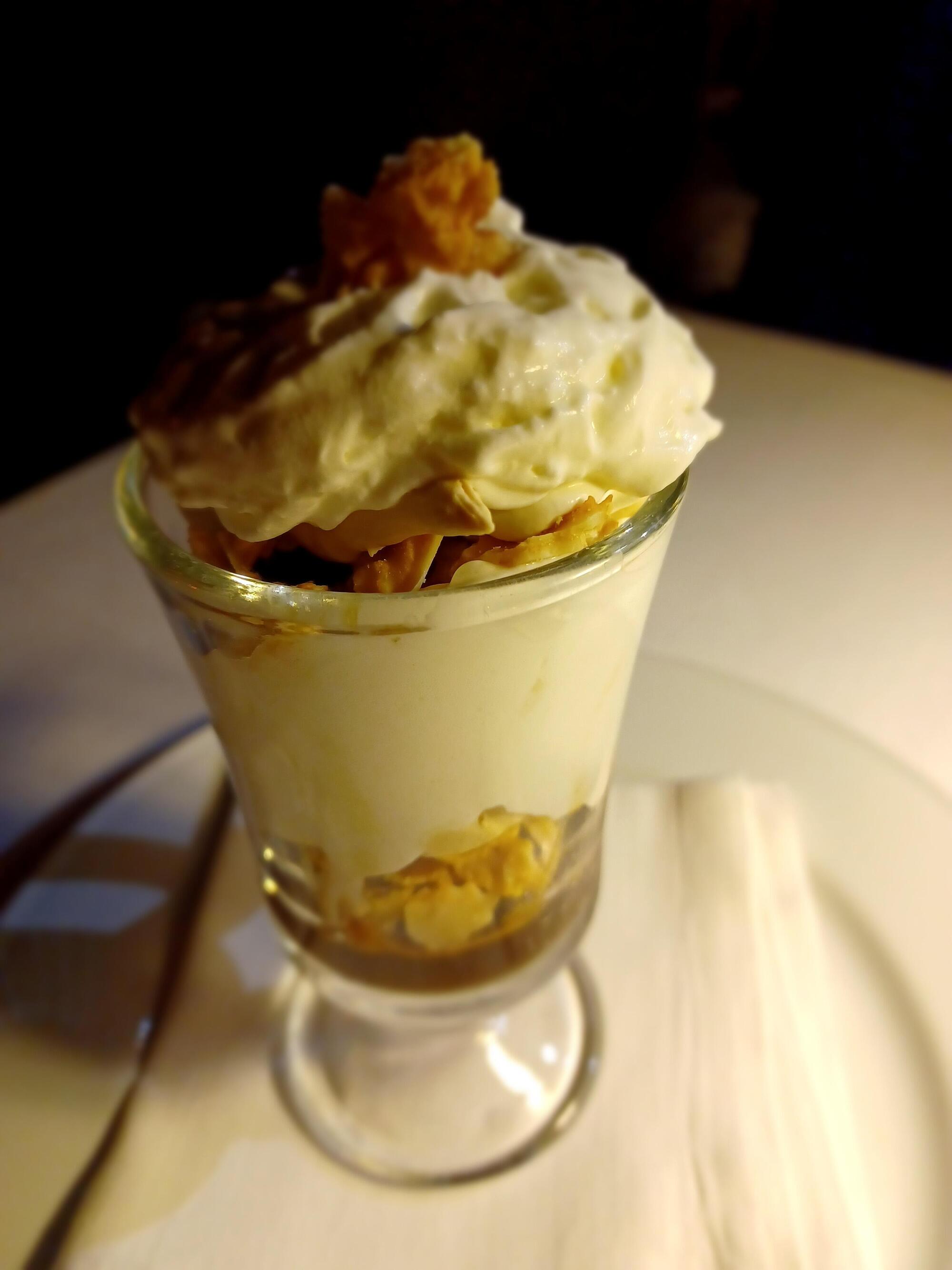 L&#039;Antica pesa. Granita di caff&eacute; con panna e crumble di caramello