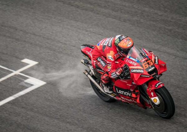 [VIDEO] Pecco Bagnaia e Marco Bezzecchi scherzano pure su chi ce l&rsquo;ha pi&ugrave; &hellip;basso