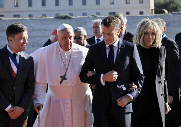 Macron fa attendere il papa, Pamela Prati e il suo fidanzato (giovanissimo), le scuse di Fiorella Mannoia e quel consiglio che Saviano non ha mai ascoltato&hellip; A tutto gossip con Roberto Alessi