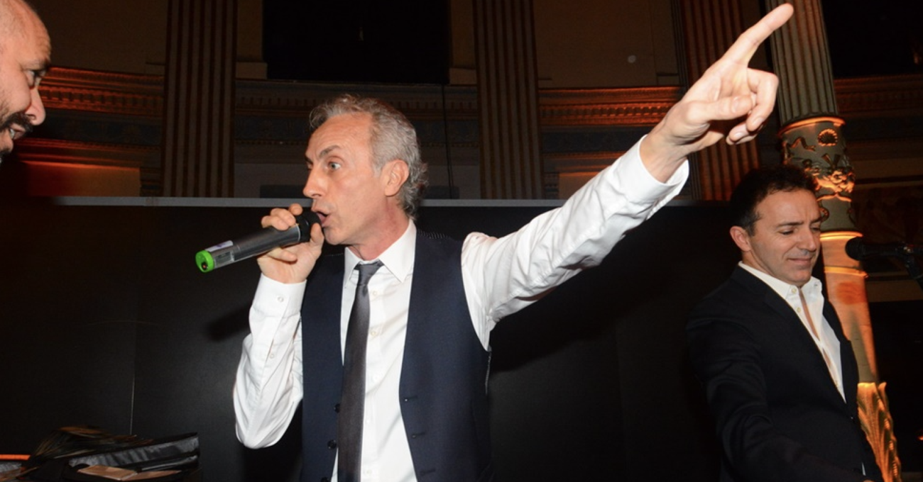 Travaglio finir&agrave; in manette per colpa del karaoke? Il direttore &egrave; stato colto sul Fatto