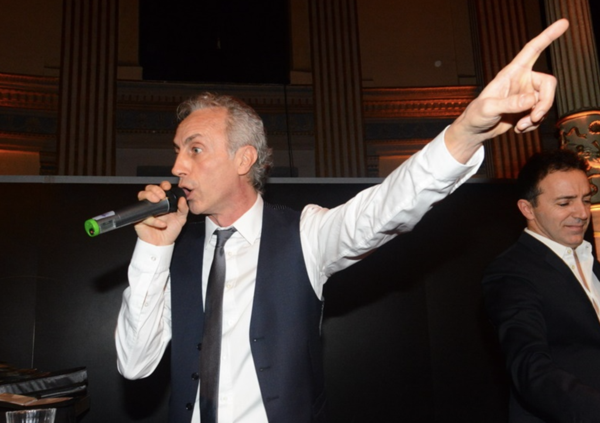 Travaglio finir&agrave; in manette per colpa del karaoke? Il direttore &egrave; stato colto sul Fatto