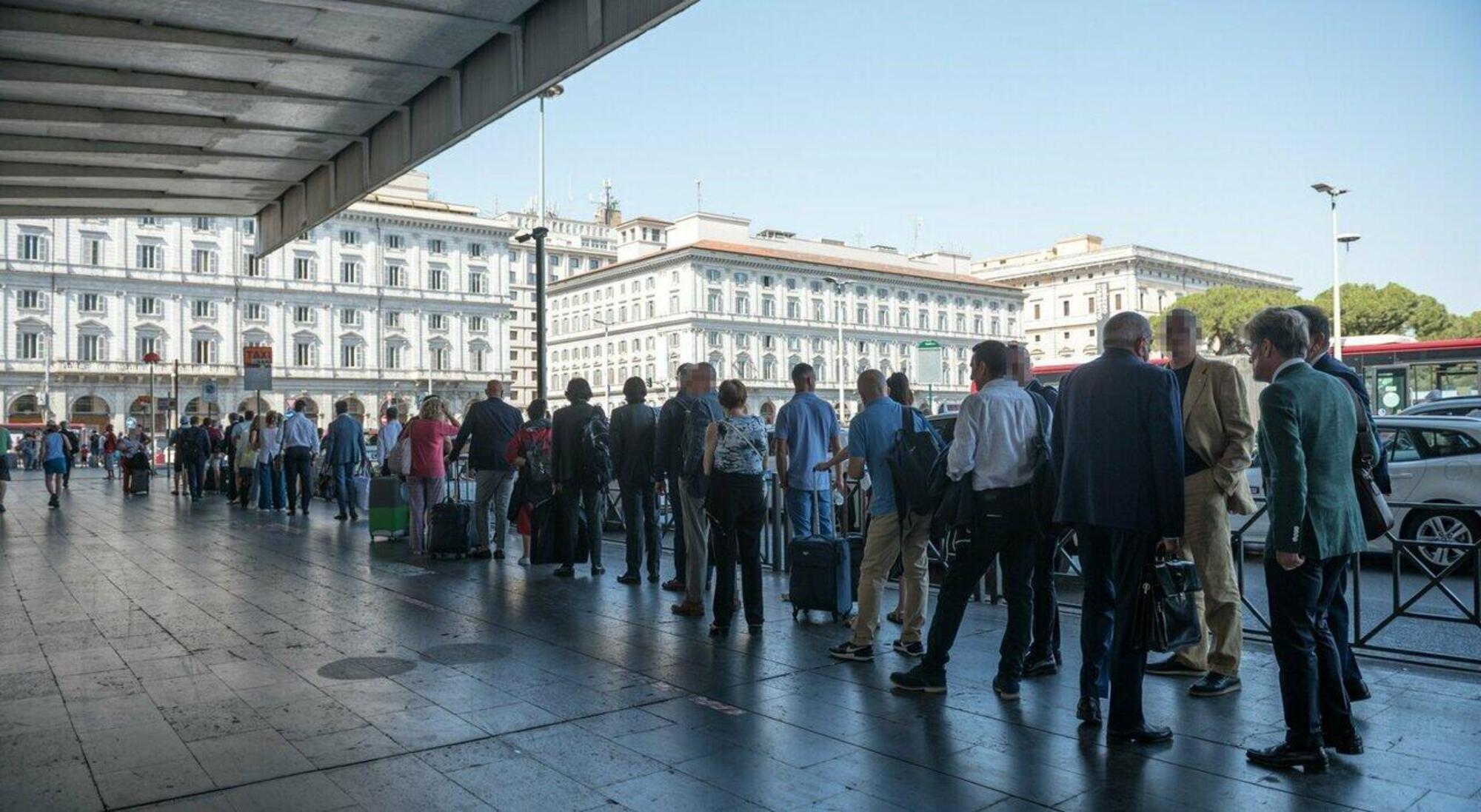 Una lunga fila per il taxi alla stazione Termini 