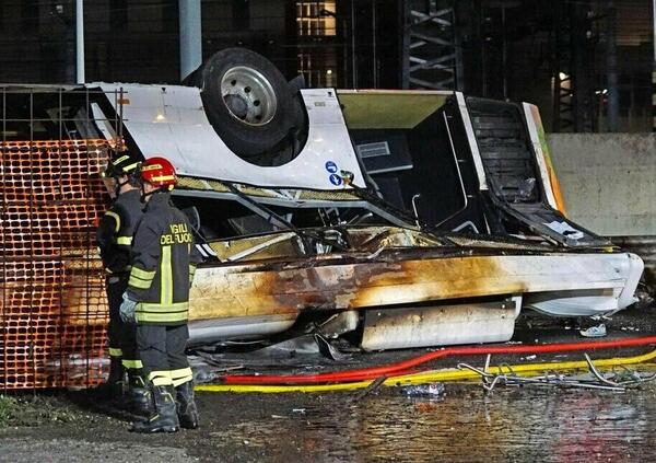 &ldquo;I fanatici dell&rsquo;auto elettrica aprano gli occhi&rdquo;: Libero attacca dopo la strage del bus. E gli esperti dicono che&hellip;&rdquo;