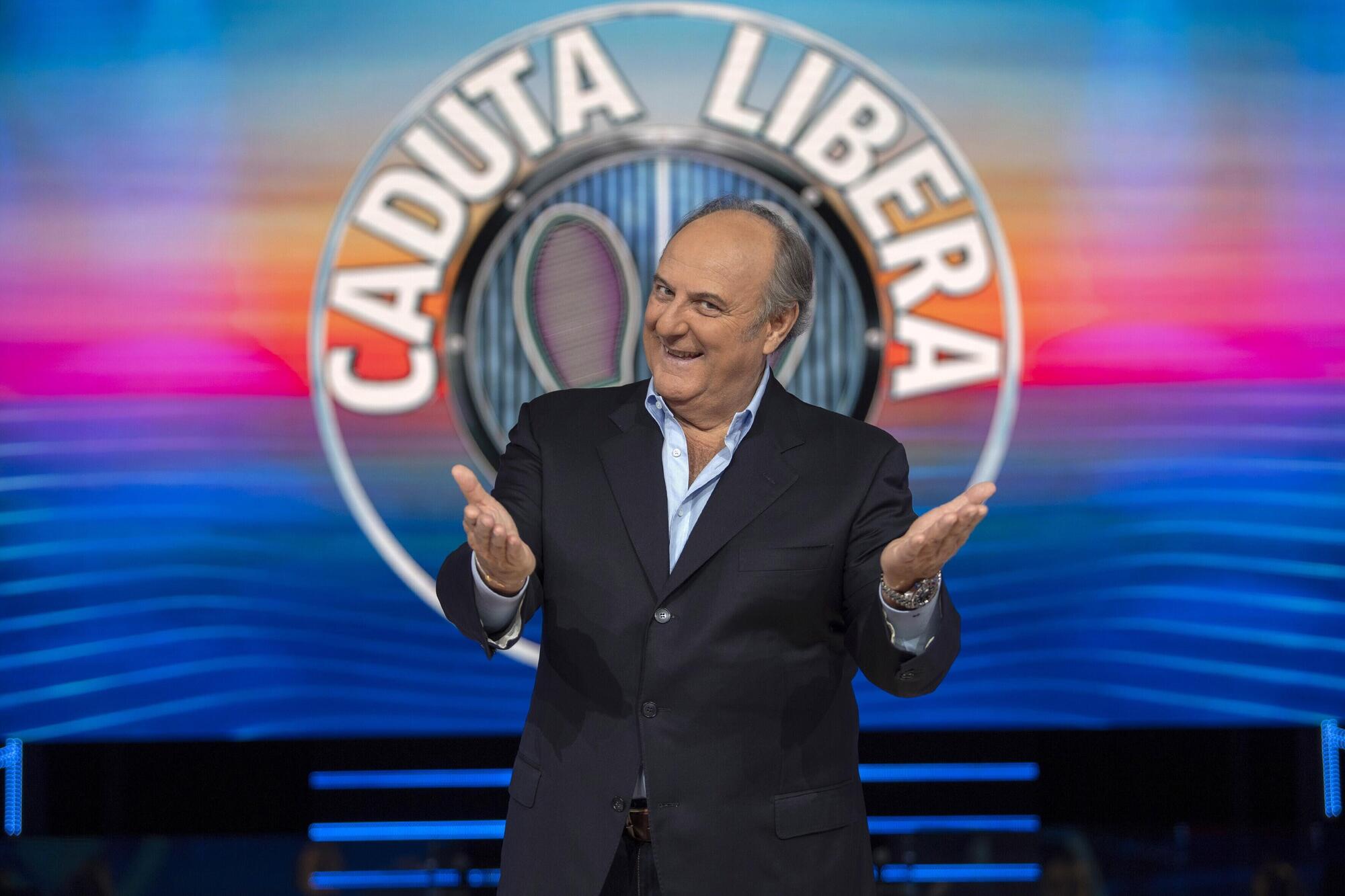 Gerry Scotti in versione conduttore di &quot;Caduta libera&quot;