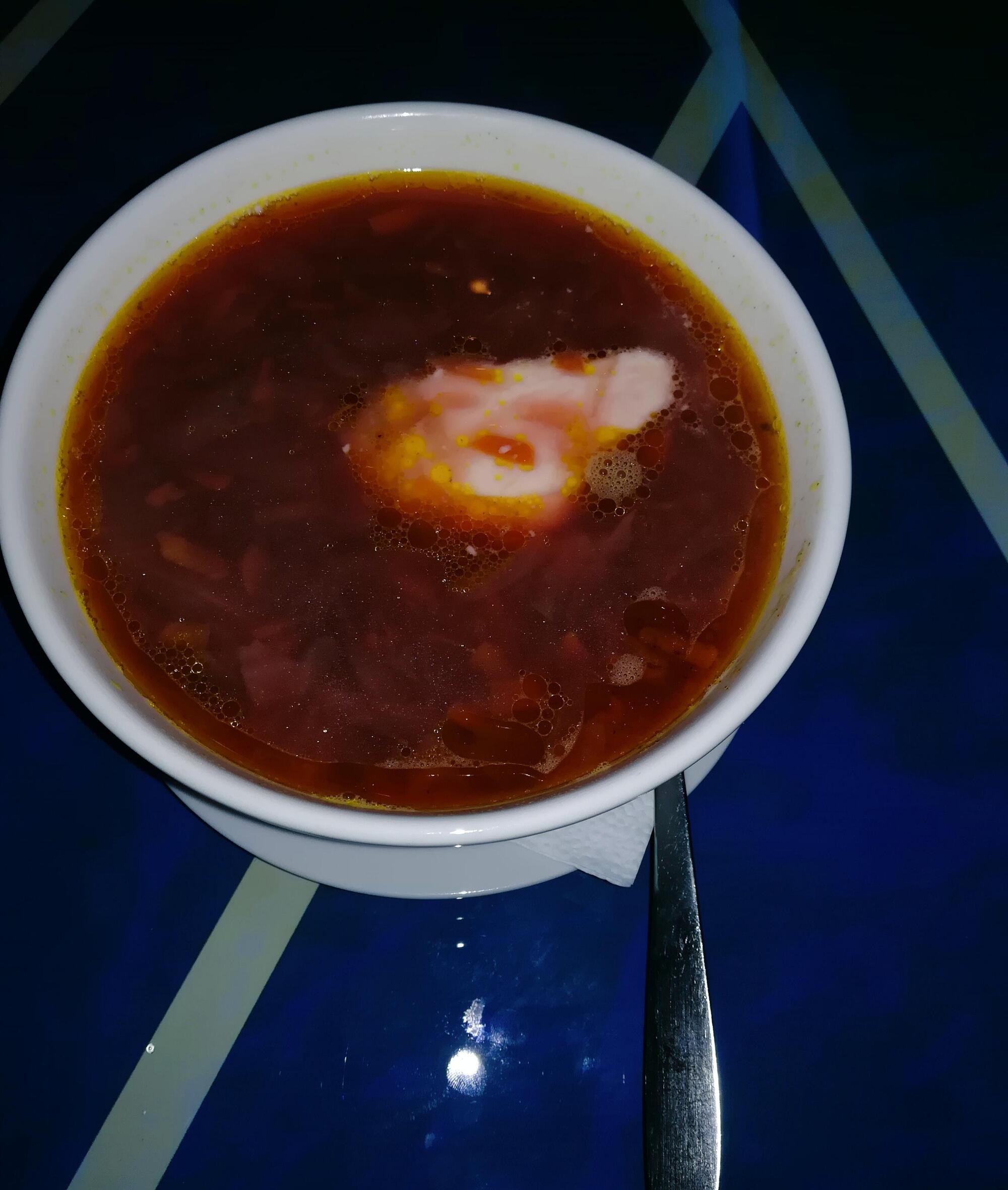 Il Borsch, la zuppa tipica ucraina (e russa) di barbabietole servita con panna acida, foto di Diana Mihaylova