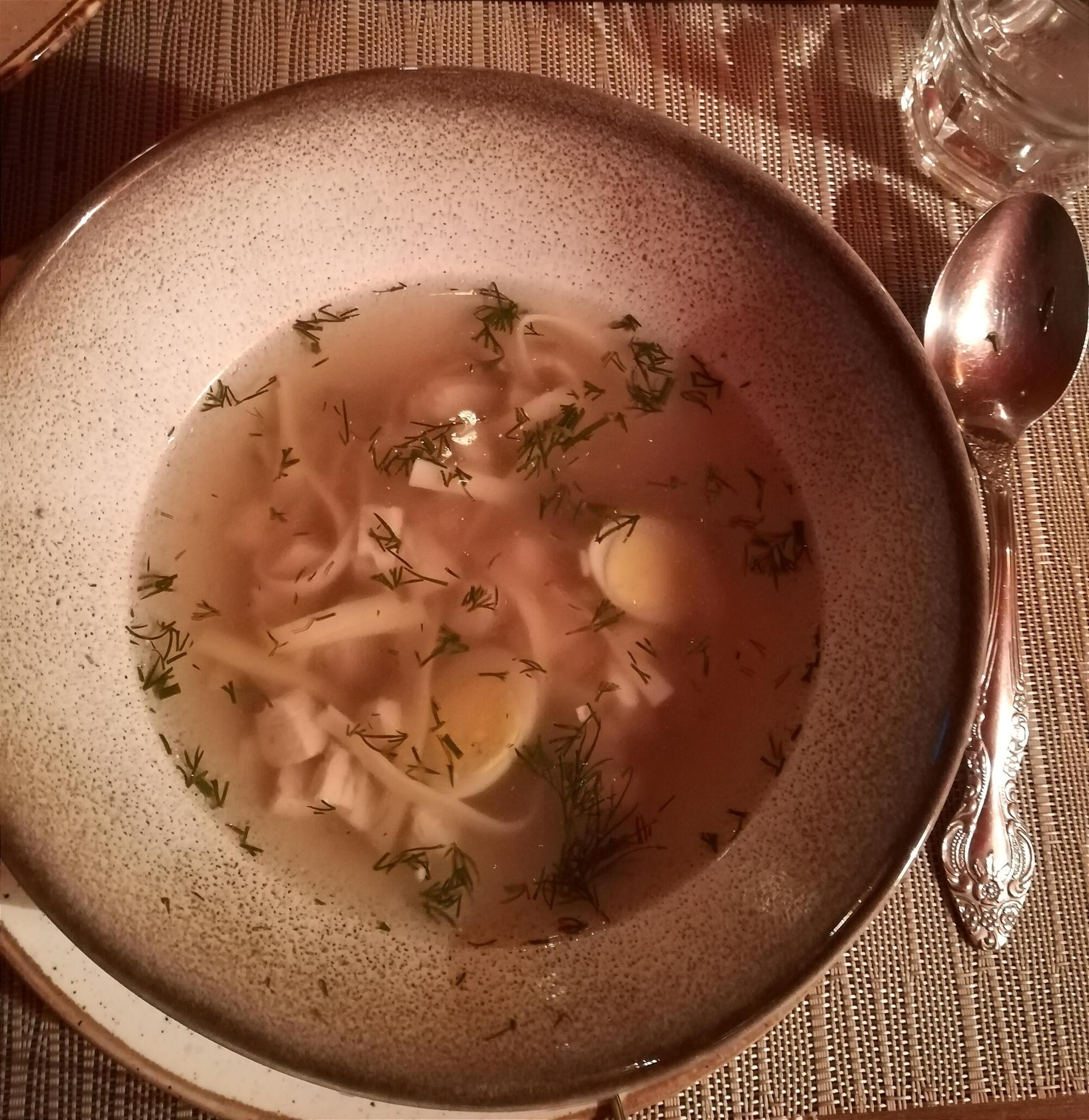 La Zuppa di brodo di pollo, uova e aneto, foto di Diana Mihaylova