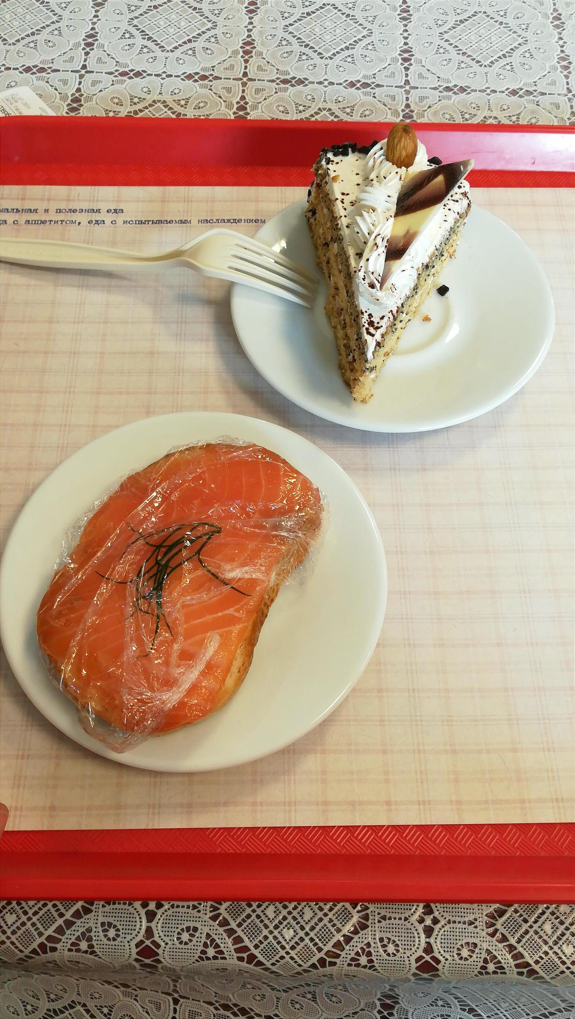 Il Buterbrod, Panino con salmone e aneto e torta alla crema, foto di Diana Mihaylova