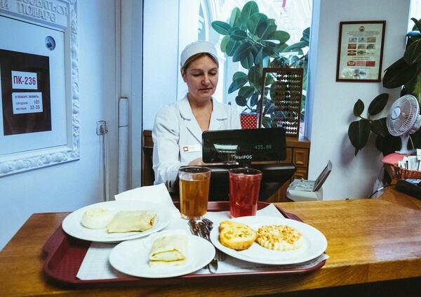 Siamo andati a mangiare in una Stolovaja (mensa) in Russia, tra piatti tipici e prezzi bassi: altro che fast food con nomi occultati...