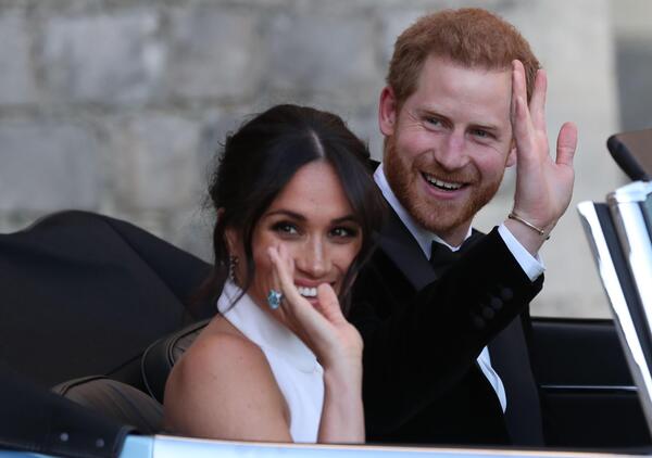 Altro che ecologisti: guardate quanti suv usano Harry e Meghan per fare pochi metri [VIDEO]