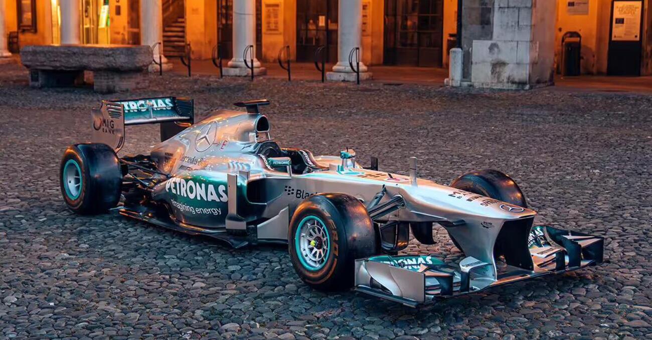 La prima Mercedes con cui ha vinto Lewis Hamilton va all&rsquo;asta e il prezzo &egrave; folle
