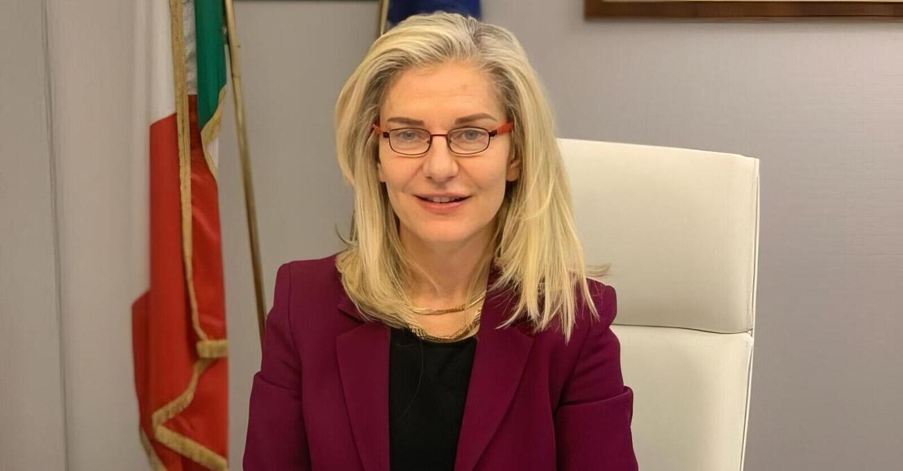 Ok chi caz*o &egrave; la diplomatica Elena Basile? Dagli articoli filo russi sul Fatto al ruolo di nuova Orsini sulla guerra Israele Palestina