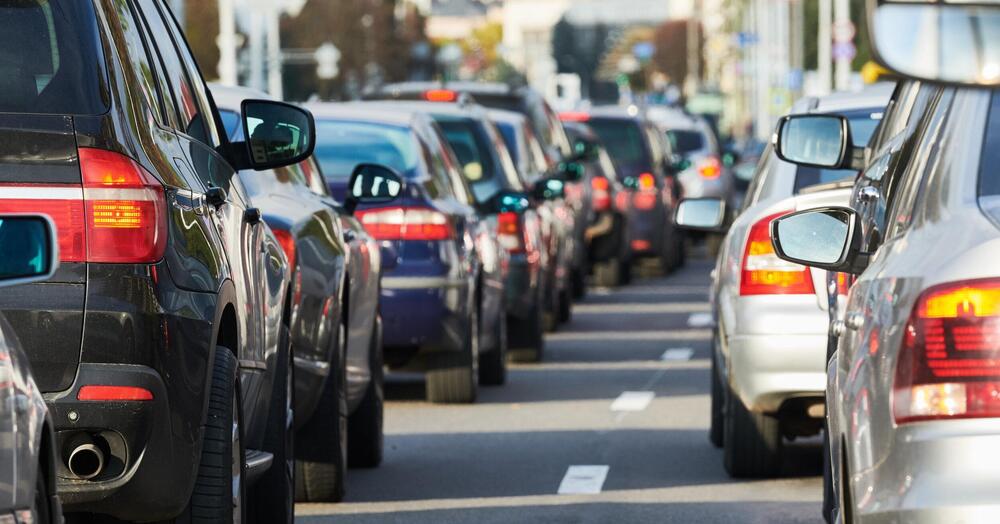 Le auto viste dall&rsquo;alto a Milano: nella City di Beppe Sala regna il traffico, altro che green... Racconti di Suv, grattacieli e ingorghi autostradali