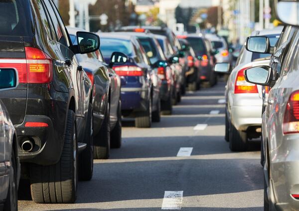 Le auto viste dall&rsquo;alto a Milano: nella City di Beppe Sala regna il traffico, altro che green... Racconti di Suv, grattacieli e ingorghi autostradali