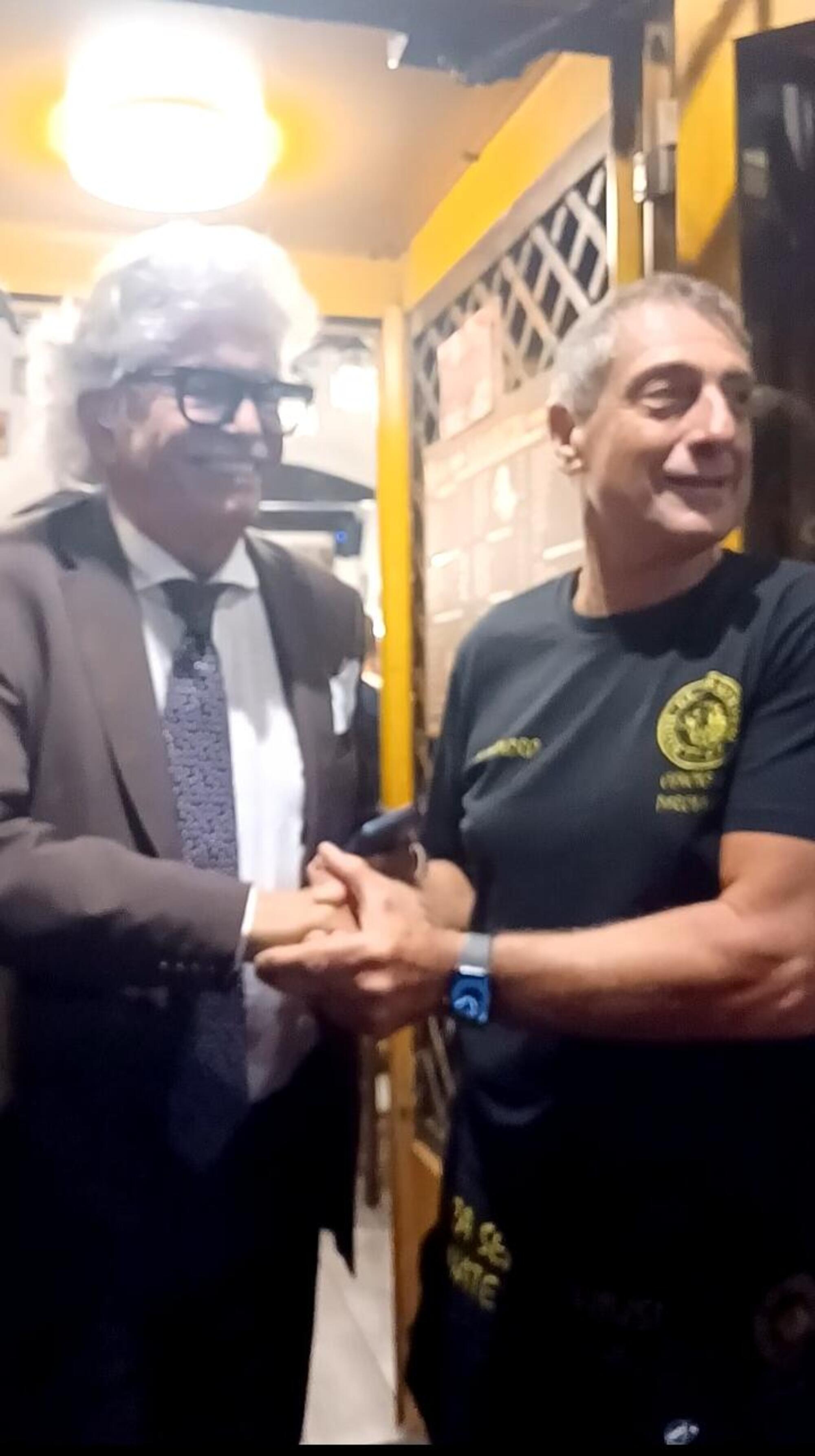 Antonio Razzi accolto da Cencio a La Parolaccia a Roma 