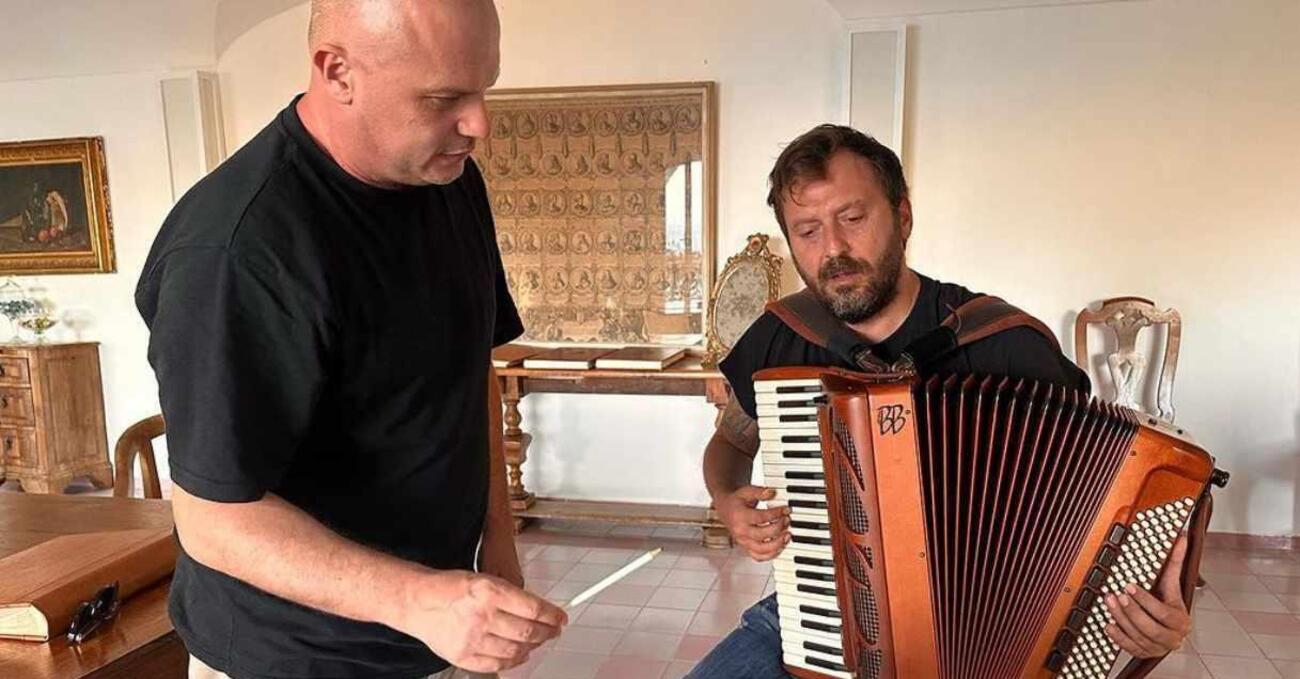 Parla il maestro di fisarmonica di Cesare Cremonini: &ldquo;Con questo strumento tirer&agrave; gi&ugrave; gli stadi&rdquo;. E sui giovani...