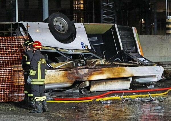 Ma davvero le auto elettriche prendono fuoco pi&ugrave; facilmente? Ecco quanto rischi