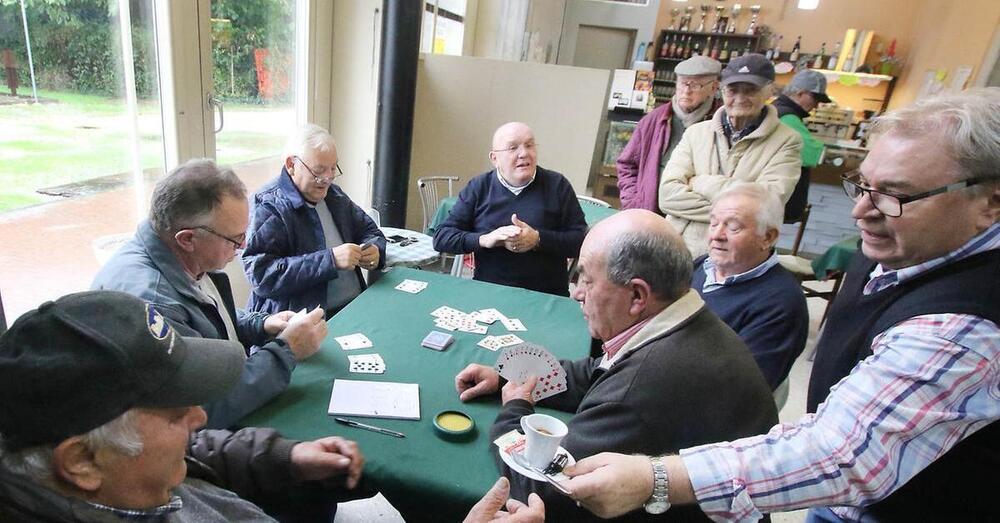 Le guerre viste da un bar di paese, dove per ogni questione si invoca la &quot;bomba atomica&quot; e per avere ragione basta offrire da bere