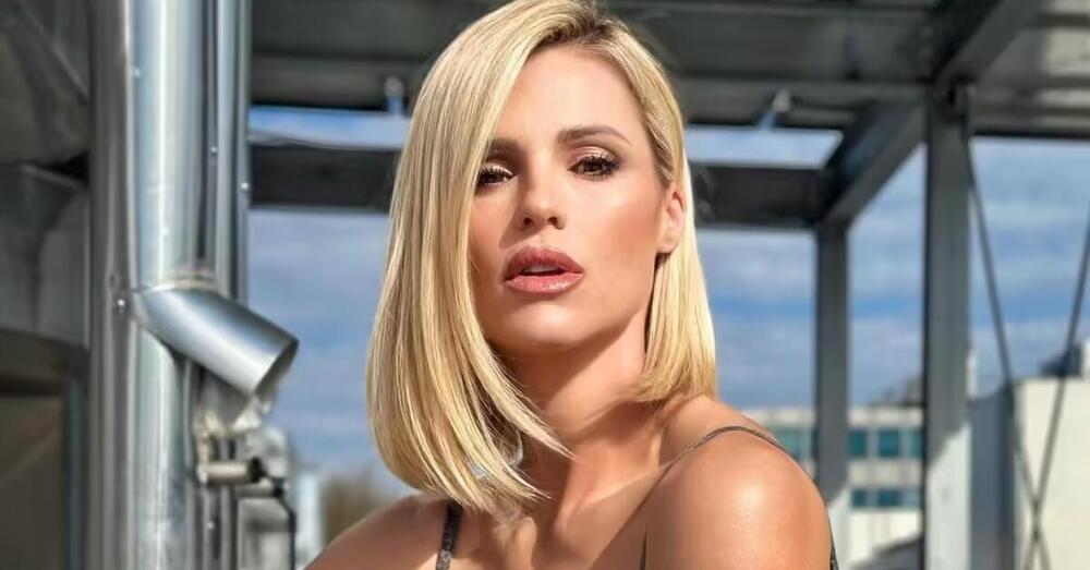 Signori, &egrave; successo: Michelle Hunziker su una Ducati Panigale V4 provoca l&#039;urlo di Guido Meda