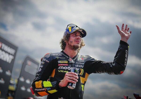 &quot;Con l&#039;ultimo sputaccio di forza&quot;: Marco Bezzecchi racconta anche di Valentino Rossi e della lotta Martin vs Bagnaia