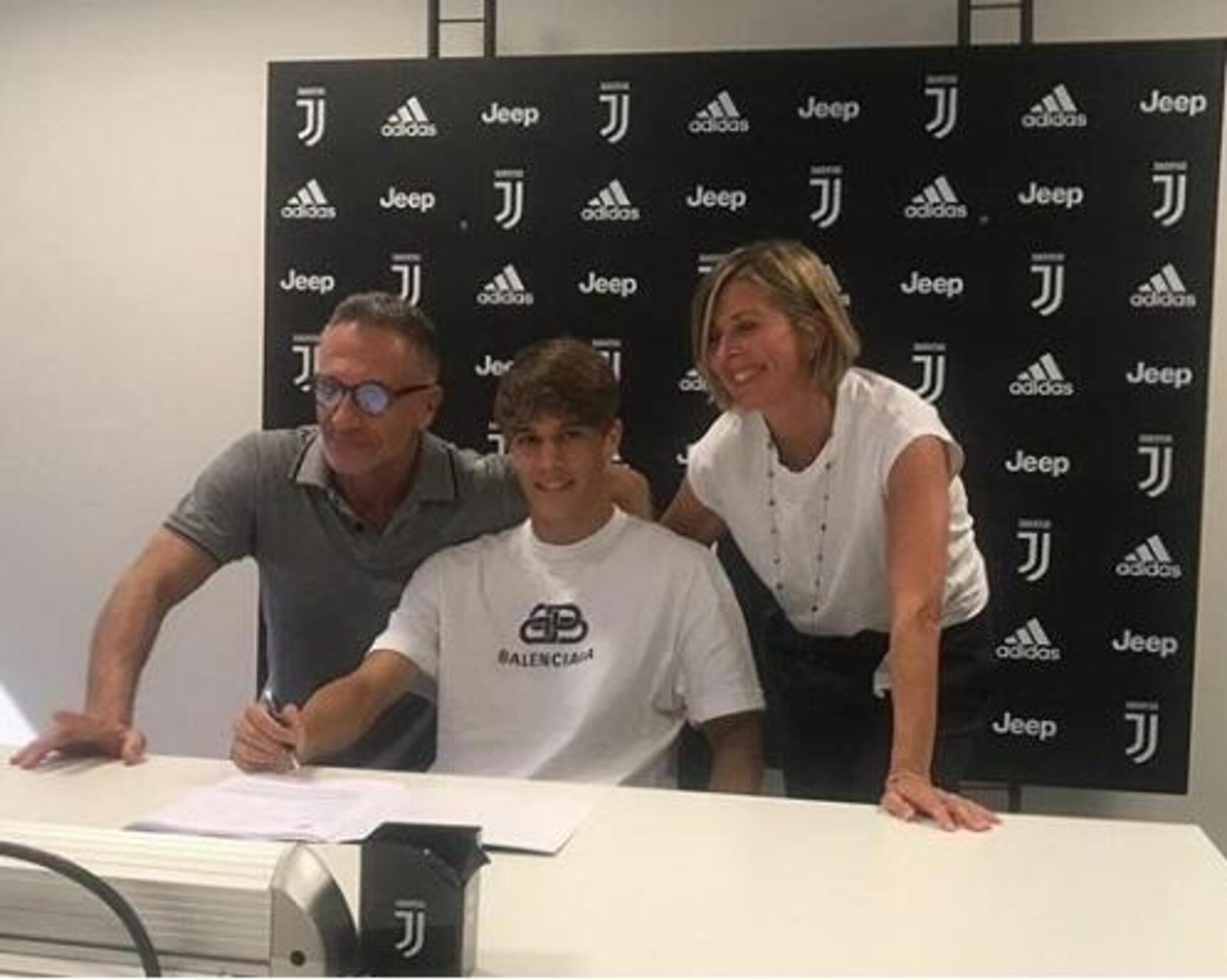 Nicolò Fagioli con il padre Marco Fagioli e la madre Laura Menchi dopo la firma con la Juve (foto Libertà di Piacenza)