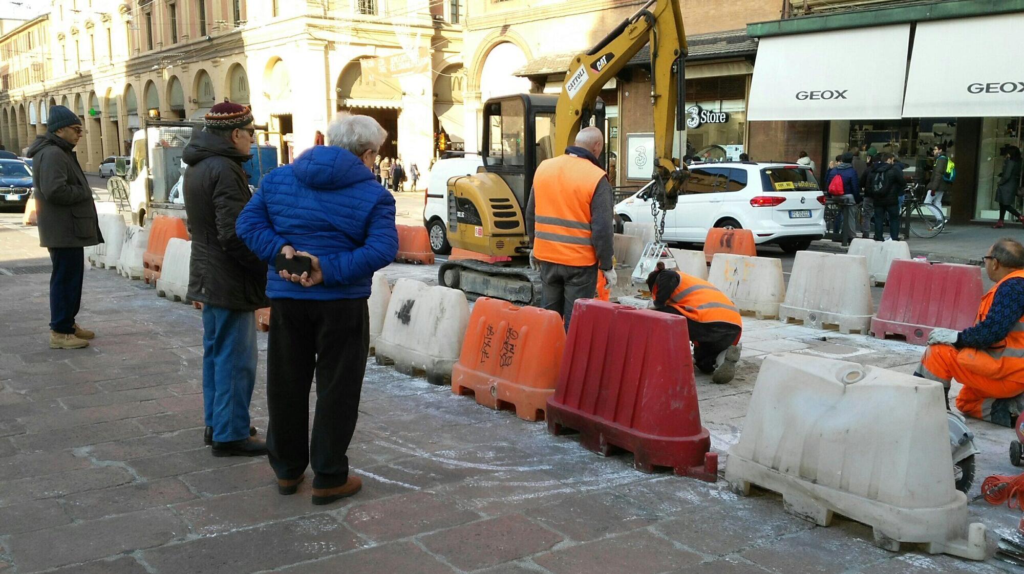 Gli &quot;umarell&quot;, i pensionati davanti al cantiere