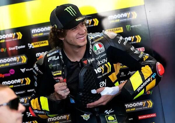 Marco Bezzecchi se la ride: &quot;Copier&ograve; di brutto le scelte di Bagnaia e Mart&igrave;n, la gara al sabato una botta di c*lo&quot;