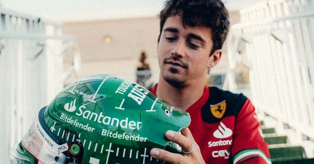 Una canzone di Gianni Morandi, un casco verde e un regalo di compleanno: il venerd&igrave; in pole di Charles Leclerc