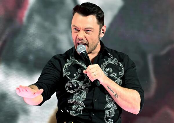 Tiziano Ferro si lagna ancora, stavolta dei giornalisti cattivi: ma che c&#039;entra l&#039;om*fobia?