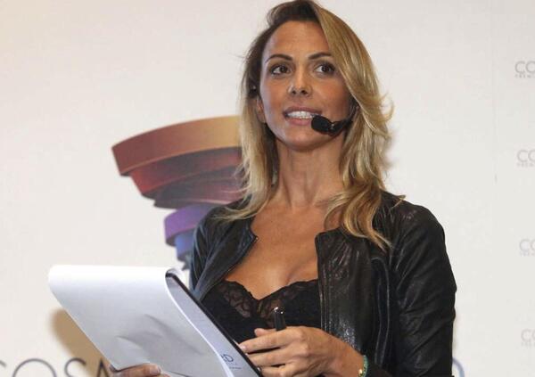 Ok, ma chi caz*o &egrave; Simona Branchetti, la giornalista Mediaset che secondo Dagospia sarebbe &ldquo;vicina&rdquo; a Giambruno, tra cene, promozioni e difesa su Repubblica?