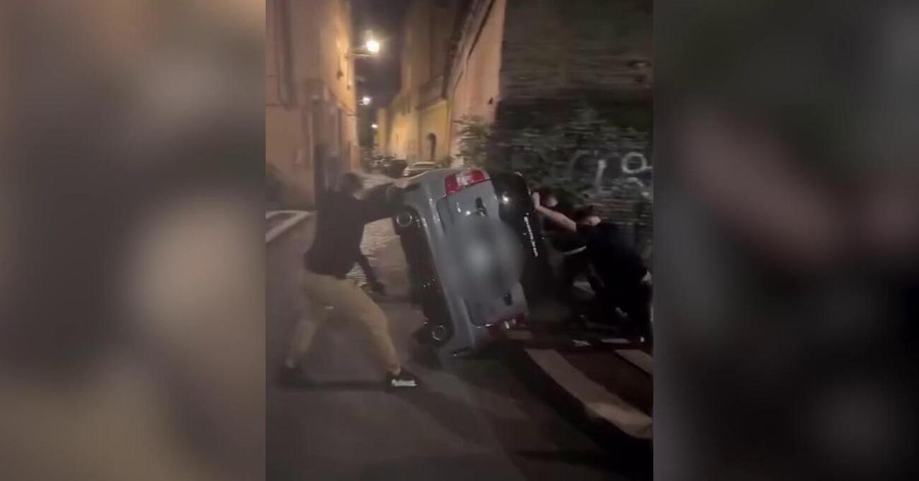 Sosta selvaggia? Nessun problema: basta rovesciare l&rsquo;auto. E il video diventa virale