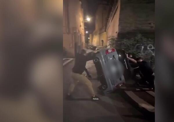 Sosta selvaggia? Nessun problema: basta rovesciare l&rsquo;auto. E il video diventa virale