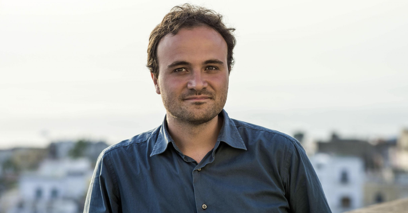 Paolo Di Paolo: &ldquo;Quando Meloni ha detto &lsquo;sono umana&rsquo; ho provato tenerezza&rdquo;. E il suo libro, senza l&rsquo;IA, dimostra che &ldquo;agli scrittori farebbe bene prendere un bus ogni tanto&hellip;&rdquo;  