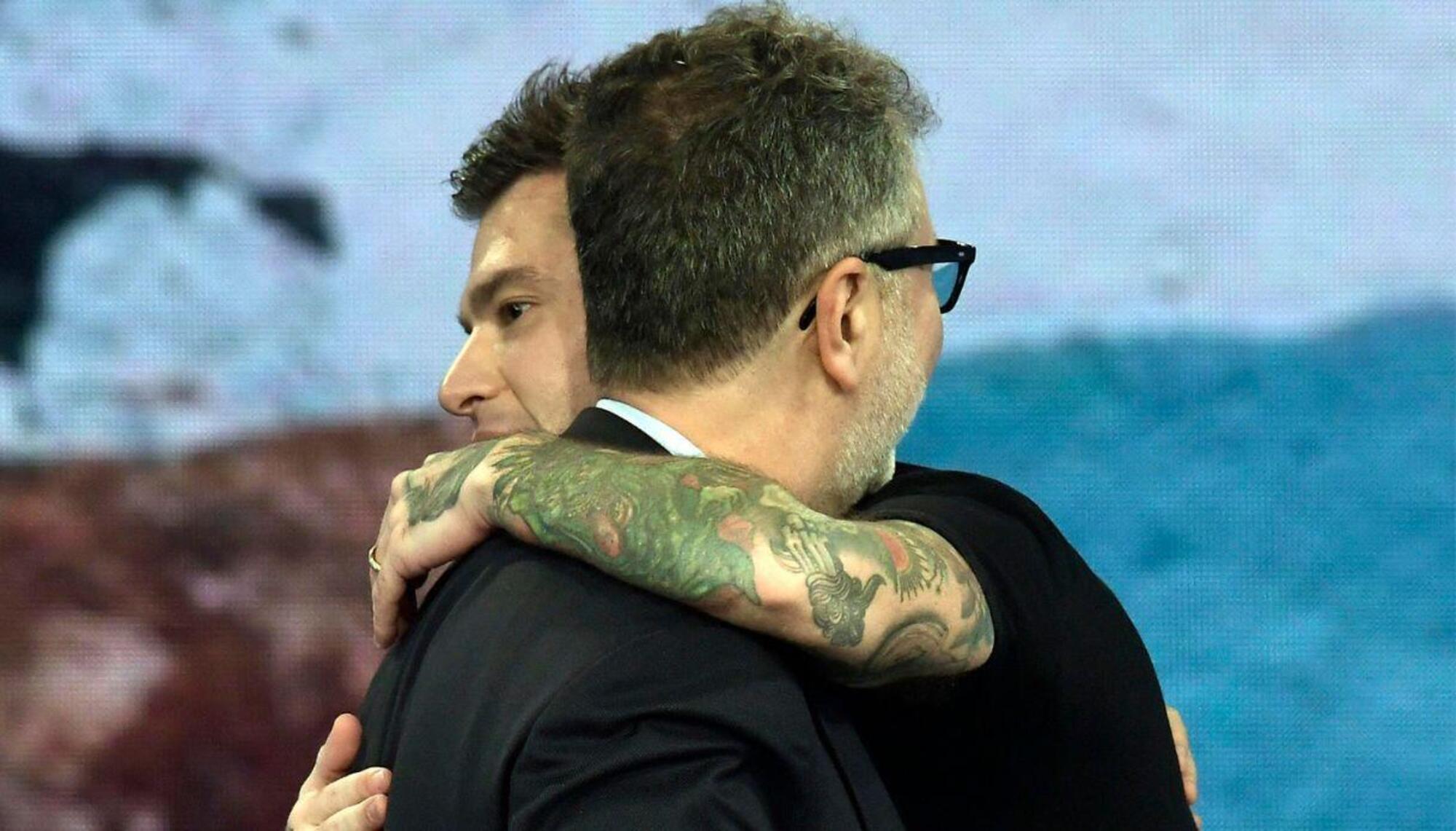 L&#039;abbraccio tra Fedez e Fabio Fazio a Che tempo che fa