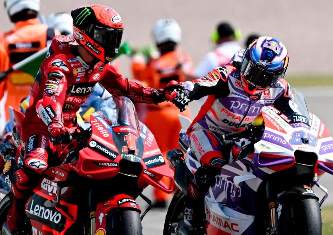 Il backstage in cui Pecco Bagnaia percula (in amicizia) Jorge Martin: &ldquo;Potevi correre con la soft a Buriram&rdquo;