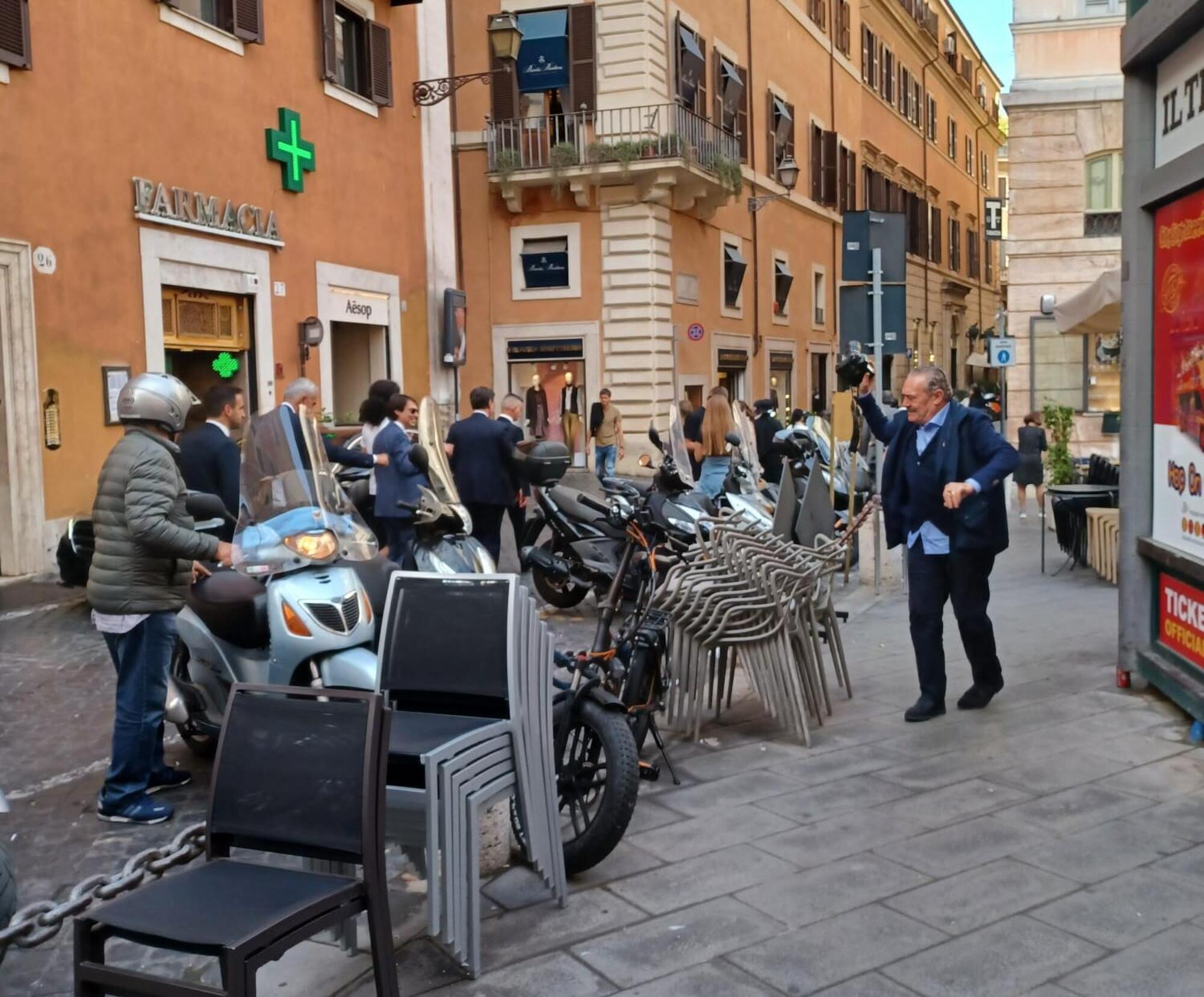 Rino Barillari dopo aver scattato l&#039;ennesimo personaggio