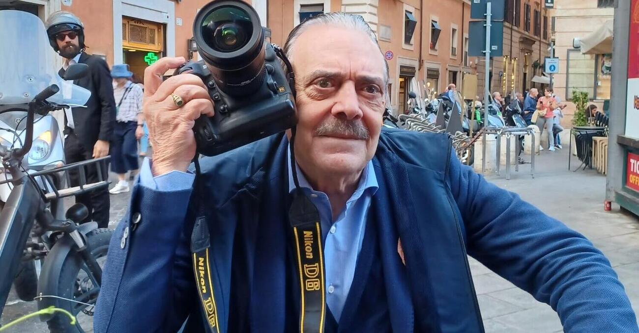 Siamo andati a bere un caff&egrave; con Rino Barillari, re dei paparazzi: &quot;Da Damiano dei Maneskin a Sting o Chiara Ferragni, lo scoop pi&ugrave; grande &egrave; sempre il prossimo&quot;