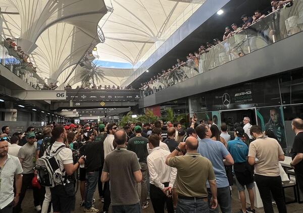 Folla nel paddock a Interlagos per l&#039;eroe di casa Lewis Hamilton 