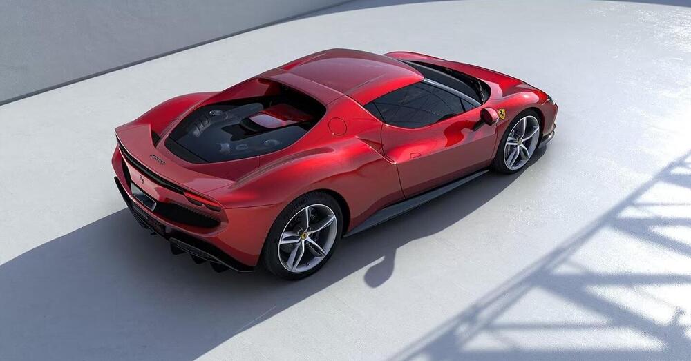 Ferrari, fine di un&rsquo;epoca e brutte notizie per i puristi: l&rsquo;ibrido del Cavallino sorpassa il termico e...