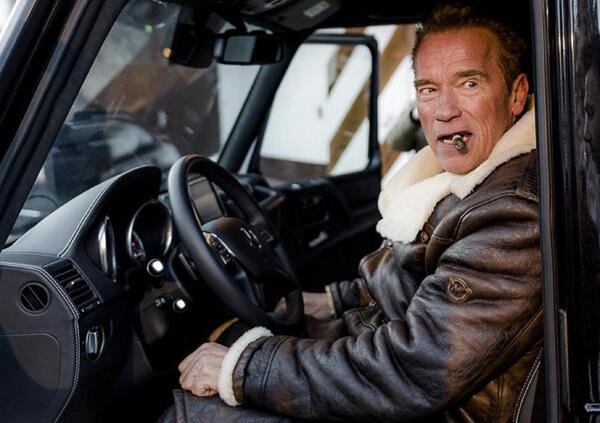 Arnold Terminator anche al volante? Schwarzenegger investe ciclista, che gli fa causa e lo critica per come guida