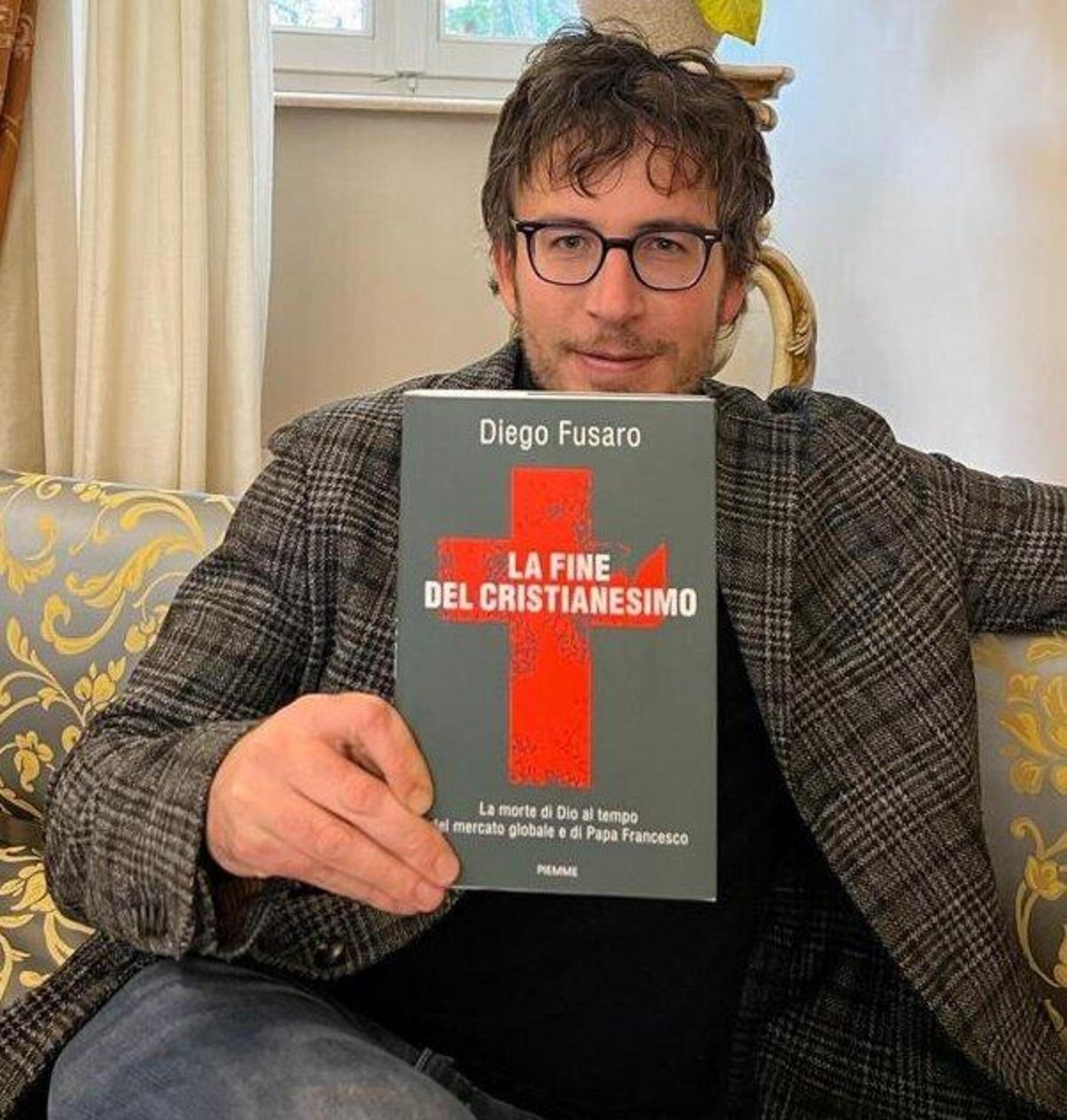 Diego Fusaro con il suo libro La fine del cristianesimo