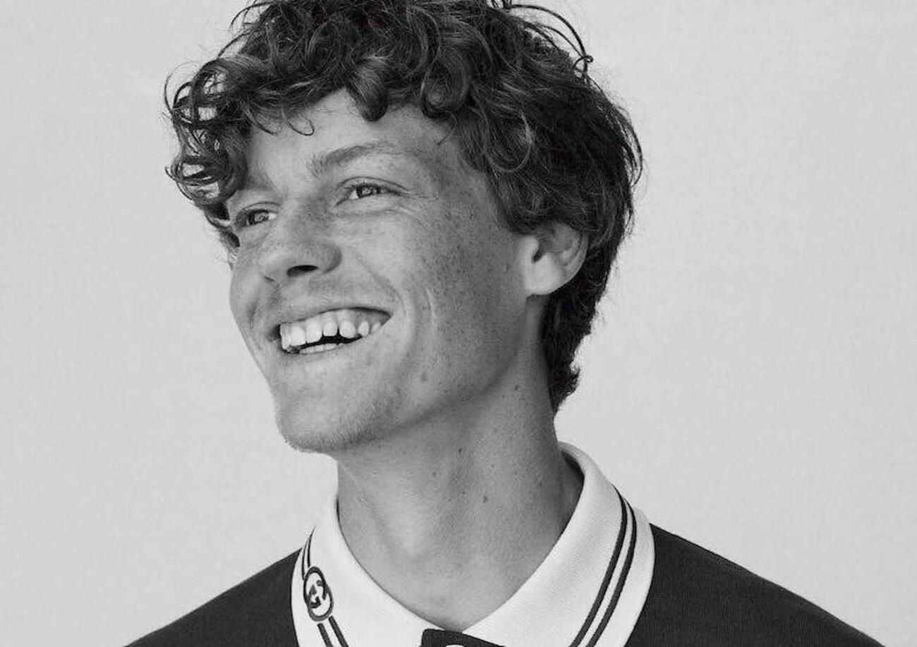 Jannik Sinner che trasforma lo sport come Valentino Rossi e Alberto Tomba. Ma che poi alla fine non assomiglia a nessuno 
