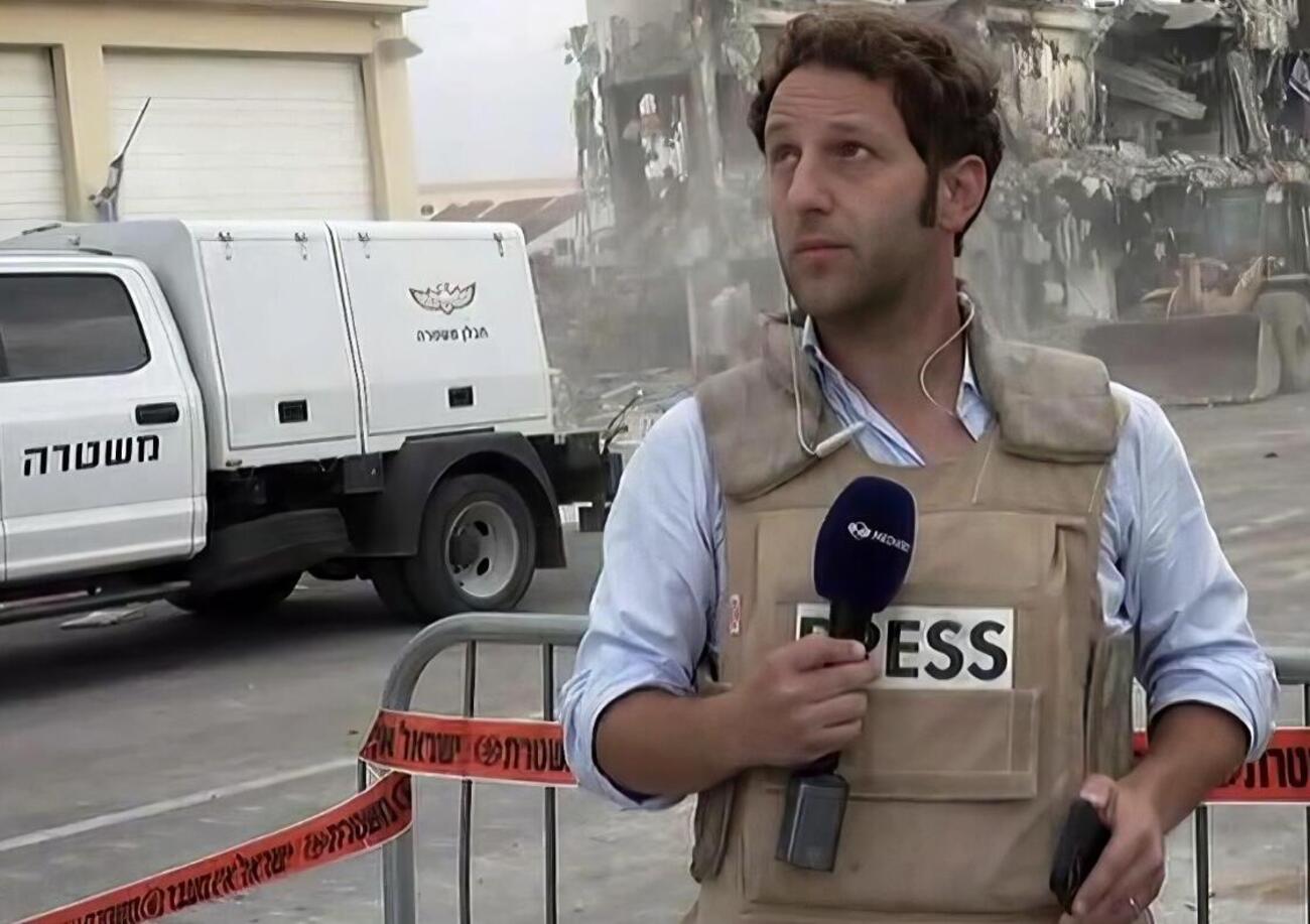 Ok, ma chi caz*o &egrave; Elia Milani, l&rsquo;inviato Mediaset in Israele tra le voci pi&ugrave; apprezzate che raccontano la guerra a Gaza?