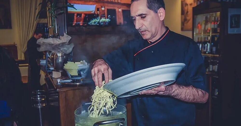 Siamo andati a mangiare da Alfredo alla Scrofa, il ristorante dove sono nate le mitiche &ldquo;fettuccine Alfredo&rdquo;, le pi&ugrave; amate dagli stranieri