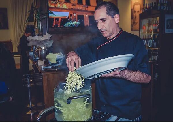 Siamo andati a mangiare da Alfredo alla Scrofa, il ristorante dove sono nate le mitiche &ldquo;fettuccine Alfredo&rdquo;, le pi&ugrave; amate dagli stranieri