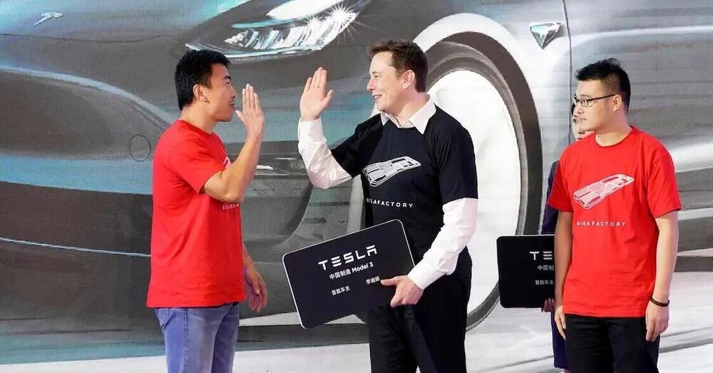 Prove di disgelo tra Usa e Cina, ma cosa ci fanno Elon Musk e Tim Cook a cena con Xi Jinping?